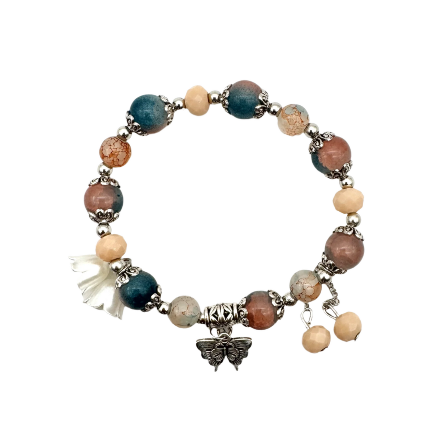 Rustieke kralen stretch armband met zilveren spacers en vlinderbedel