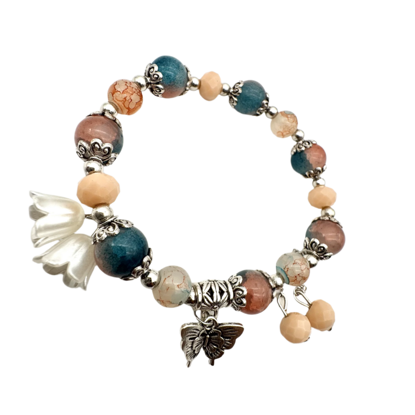 Rustieke kralen stretch armband met zilveren spacers en vlinderbedel