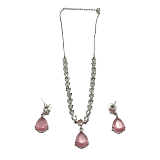 Minimalistische zilveren ketting- en oorbellenset met druppelvormige stenen